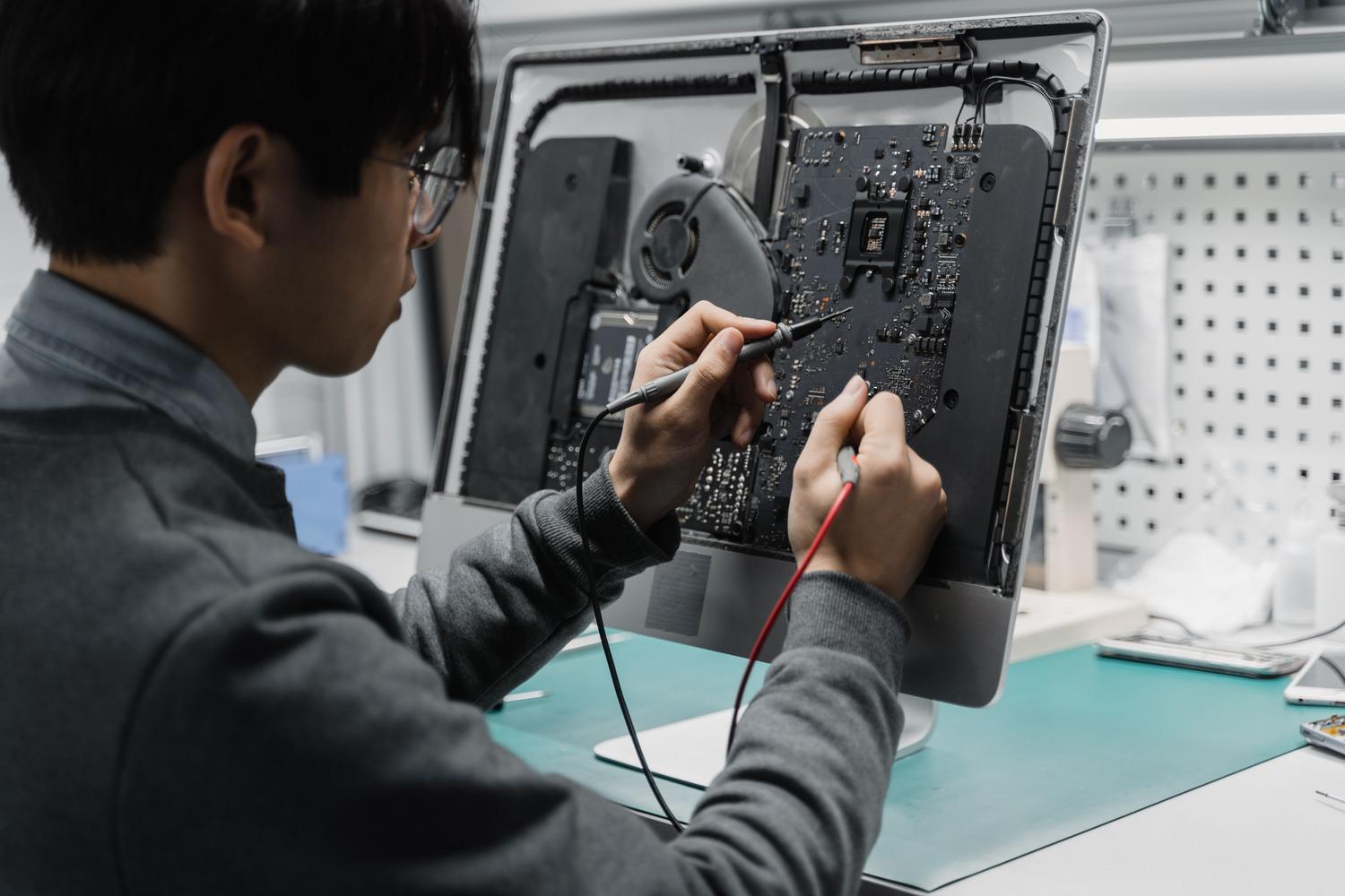 Técnico analizando una placa base para representar la detección de hardware y actualización de drivers