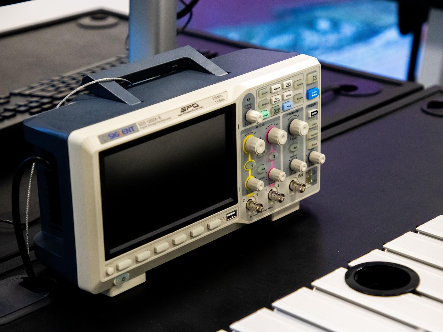 Osciloscopio digital profesional en un laboratorio, sirviendo como referencia de equipo de medición avanzado.