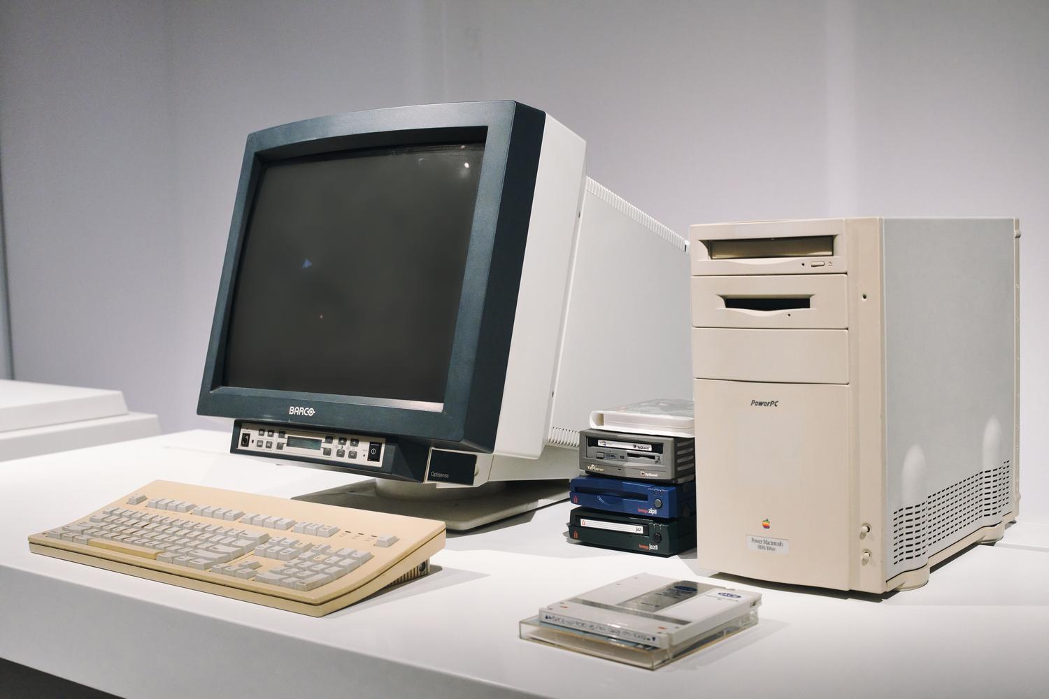 Ordenador vintage con monitor CRT y torre color beige, evocando la era de la computación de mediados de los noventa y Windows 95.