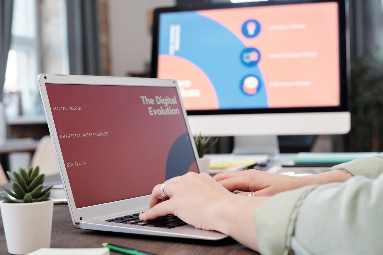 Persona trabajando en un portátil con conceptos de evolución digital e inteligencia artificial en pantalla.