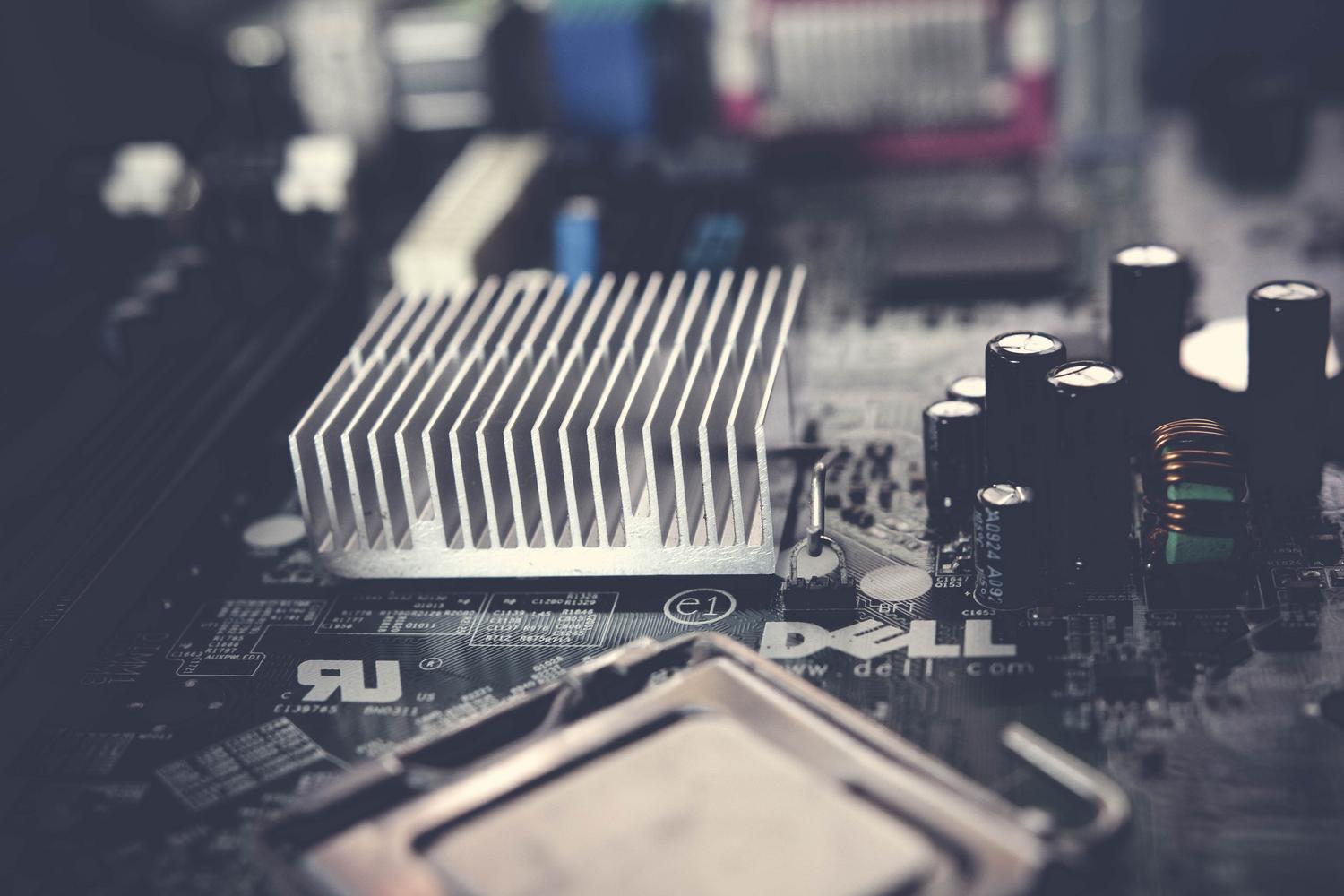 Detalle de un disipador de calor en una placa base, representando la importancia de la monitorización de temperaturas y el control de ventiladores durante el overclocking.